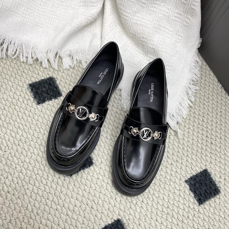 l0vis Vvtt0n loafers